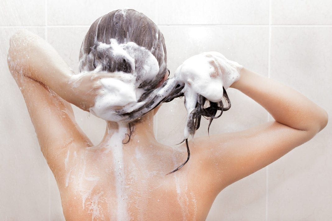 Errores que debes evitar al lavarte el cabello
