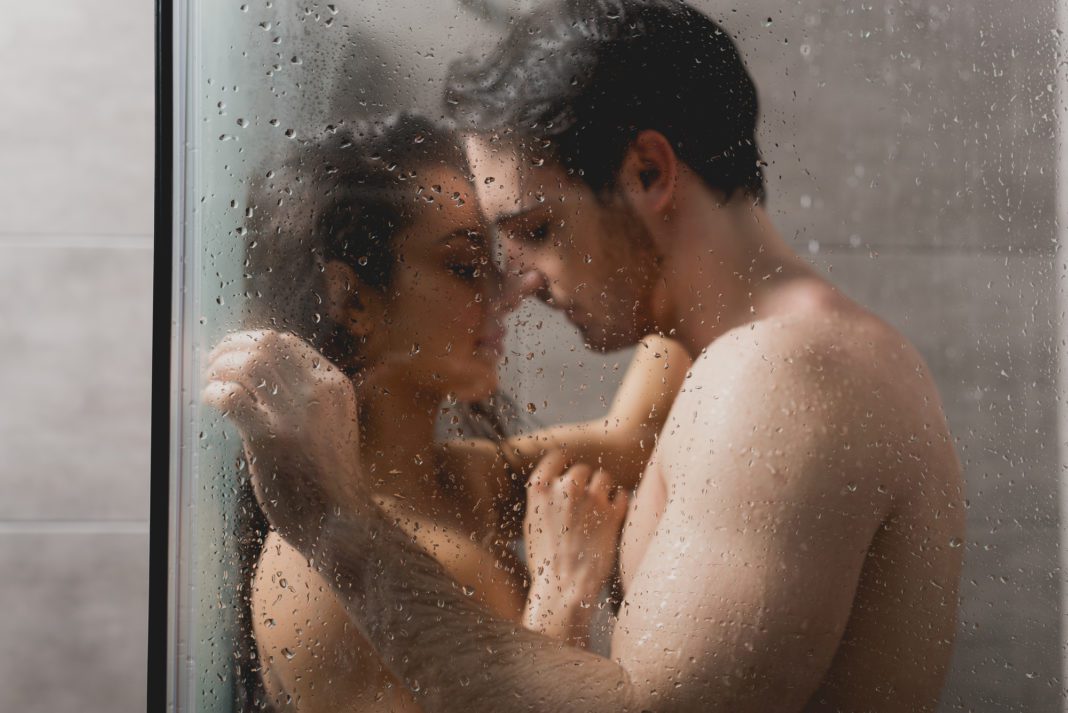 Mejora la intimidad con tu pareja en la ducha