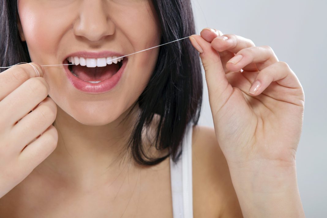 Consejos para usar el hilo dental correctamente