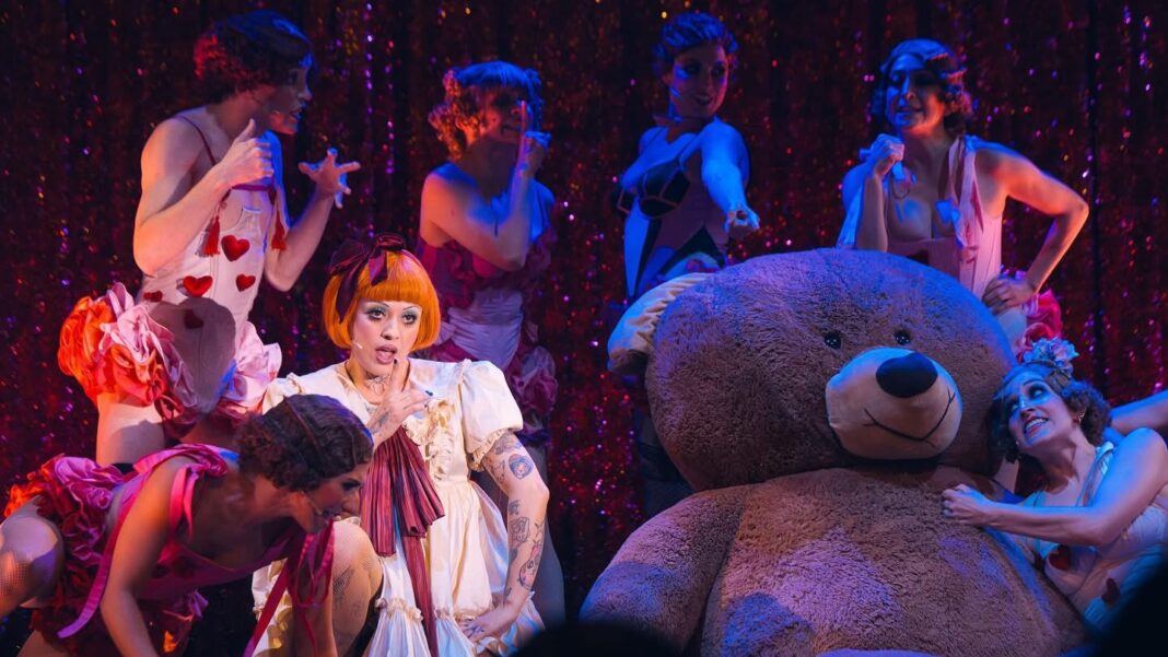 Debut de Mon Laferte en Cabaret