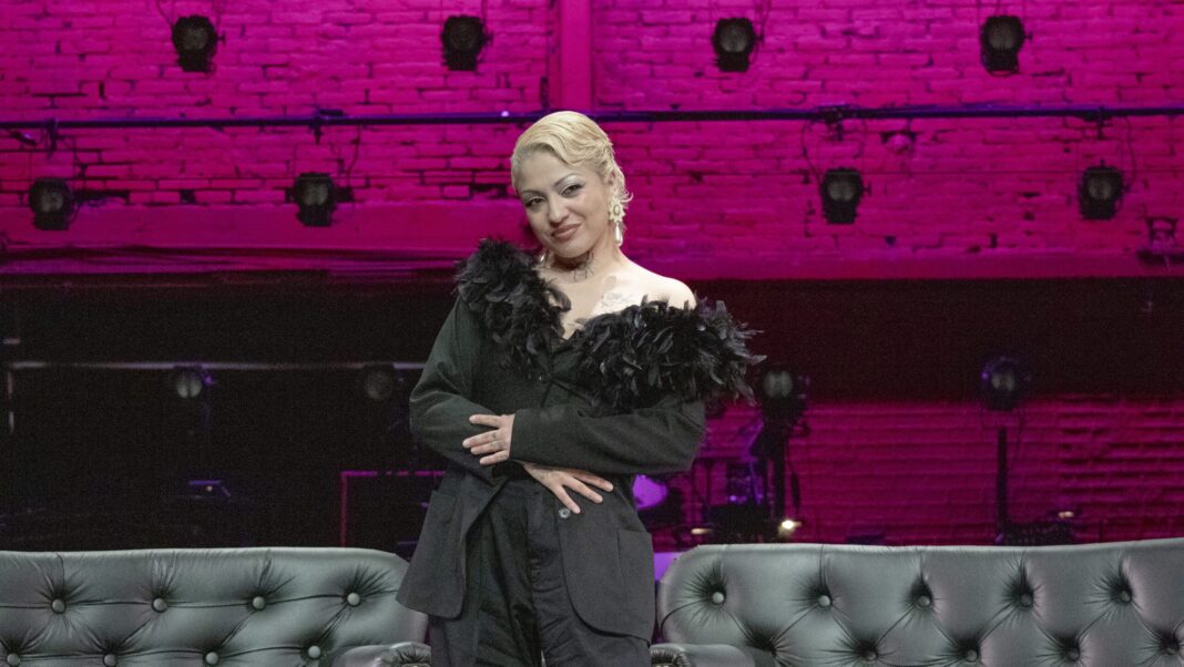 Mon Laferte en su presentación como Sally Bowles