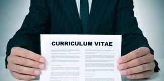 ¿Qué es el fraude del currículum en revisión?